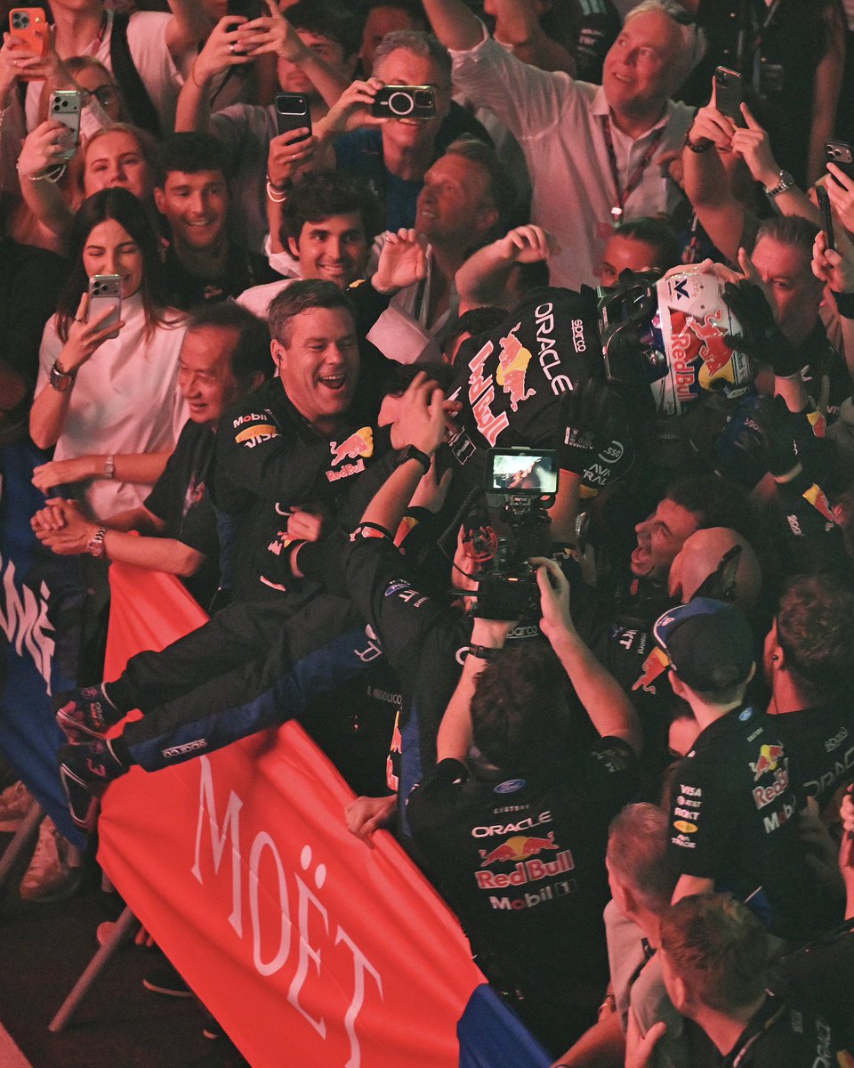 redbullracing's tweet photo. Catch him if you can 😉

#F1 || #SingaporeGP 🇸🇬 https://t.co/HiICFUc1Bq