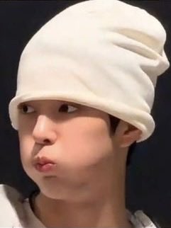 keoncats's tweet photo. miss my fluffy dd in his white beanie T^T https://t.co/Y57nEClX4m