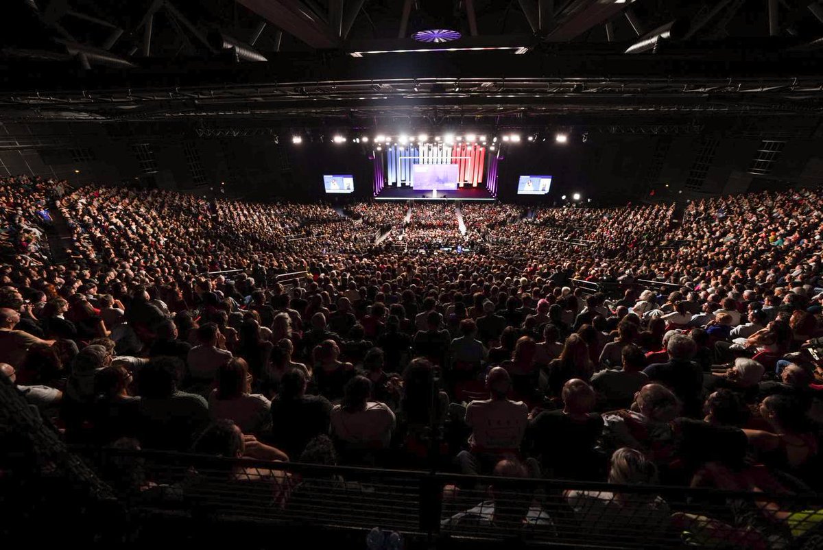 JLMelenchon's tweet photo. ÉNORME ! Vous êtes 10 000 personnes pour notre meeting à Clermont-Ferrand !

On est prêts, on va gagner. https://t.co/F7DK8AUz9J