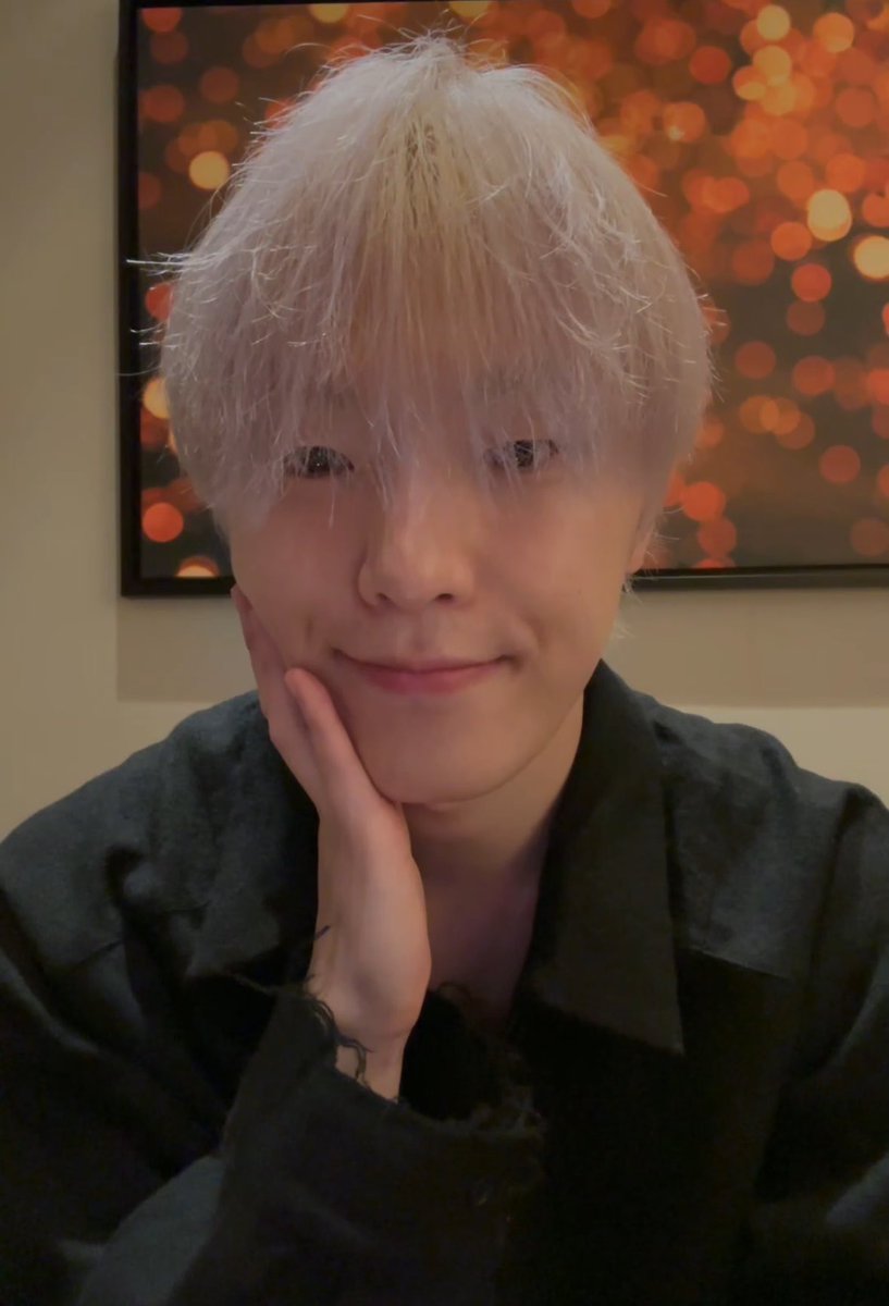 lunehoon's tweet photo. dino wondering if will he look the same after a year and half or not and asking us to remember him and what he looks like right now 😭 https://t.co/DzIYGXJCnz