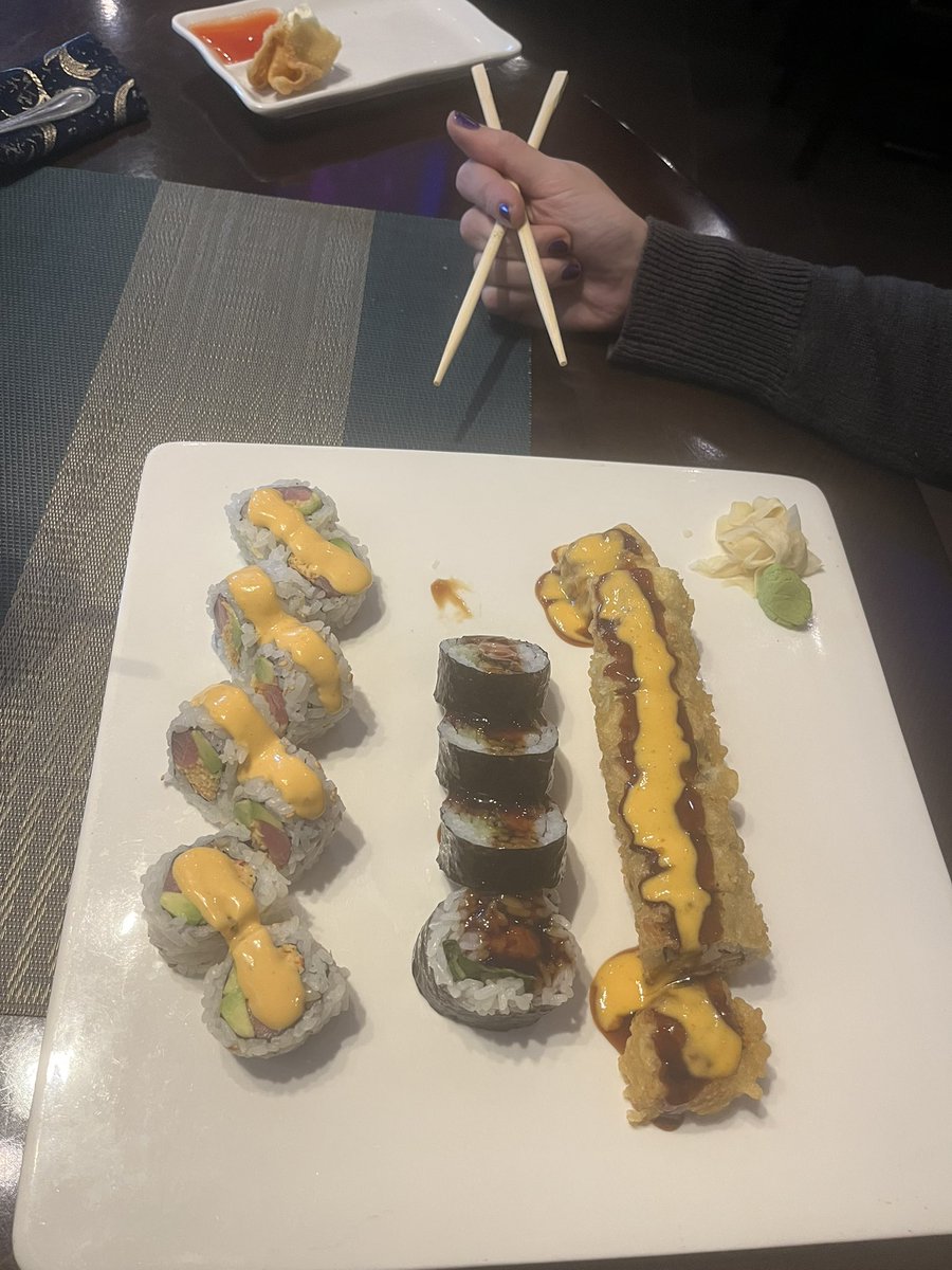 Buniveree's tweet photo. Went to Asian Fusion which is an all you can eat sushi place. They have more than just sushi for sure but for 30 bucks on a weekend was quite the steal for me.
The name for the single roll in-front of me is the Honey Roll. 
#fyp #AsianFusion #japanesefood #sushi #food https://t.co/YsxVQrEuFV