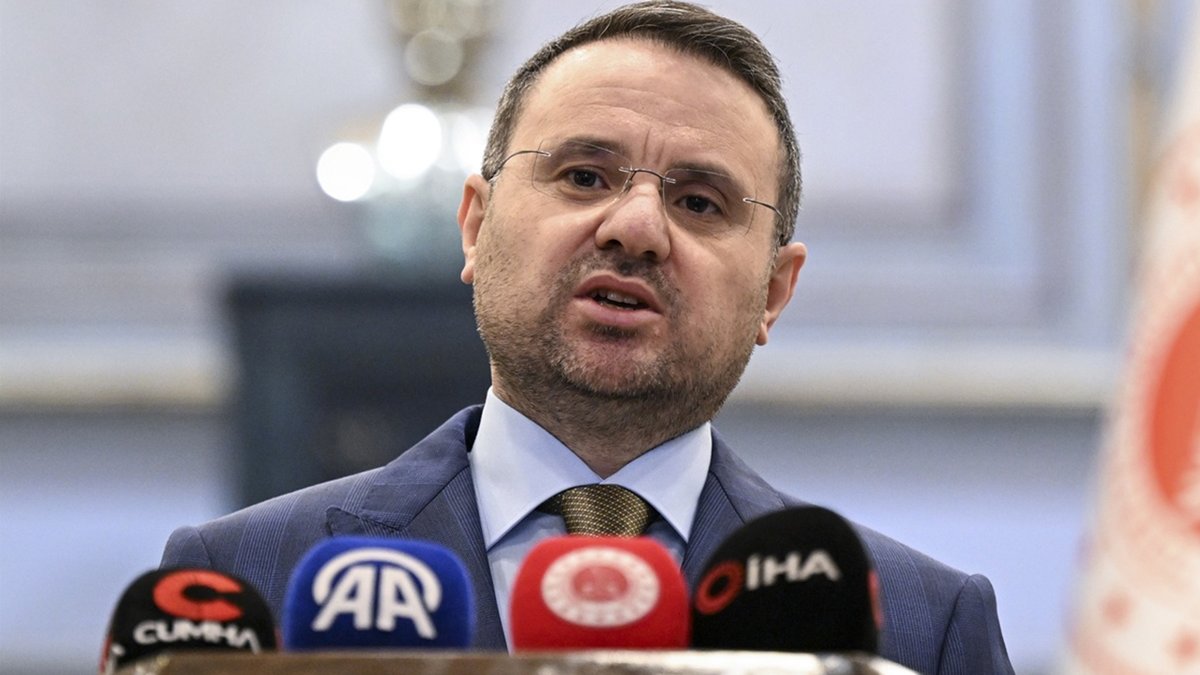 cumhuriyetgzt1's tweet photo. 🔴 Akın Gürlek 'operasyon' verilerini paylaştı: '8 ayda 32 bin 882 kişi tutuklandı'

Adalet Bakanı Akın Gürlek, uyuşturucu, yasa dışı bahis, sanal kumar ve suç örgütlerine yönelik Şubat-Eylül 2026 döneminde 81 ilde 7 bin 818 operasyon düzenlendiğini, 32 bin 882 şüphelinin tutuklandığını açıkladı. Operasyonlarda milyarlarca liralık suç varlığına el konuldu.
https://t.co/TRAmV7PoYi