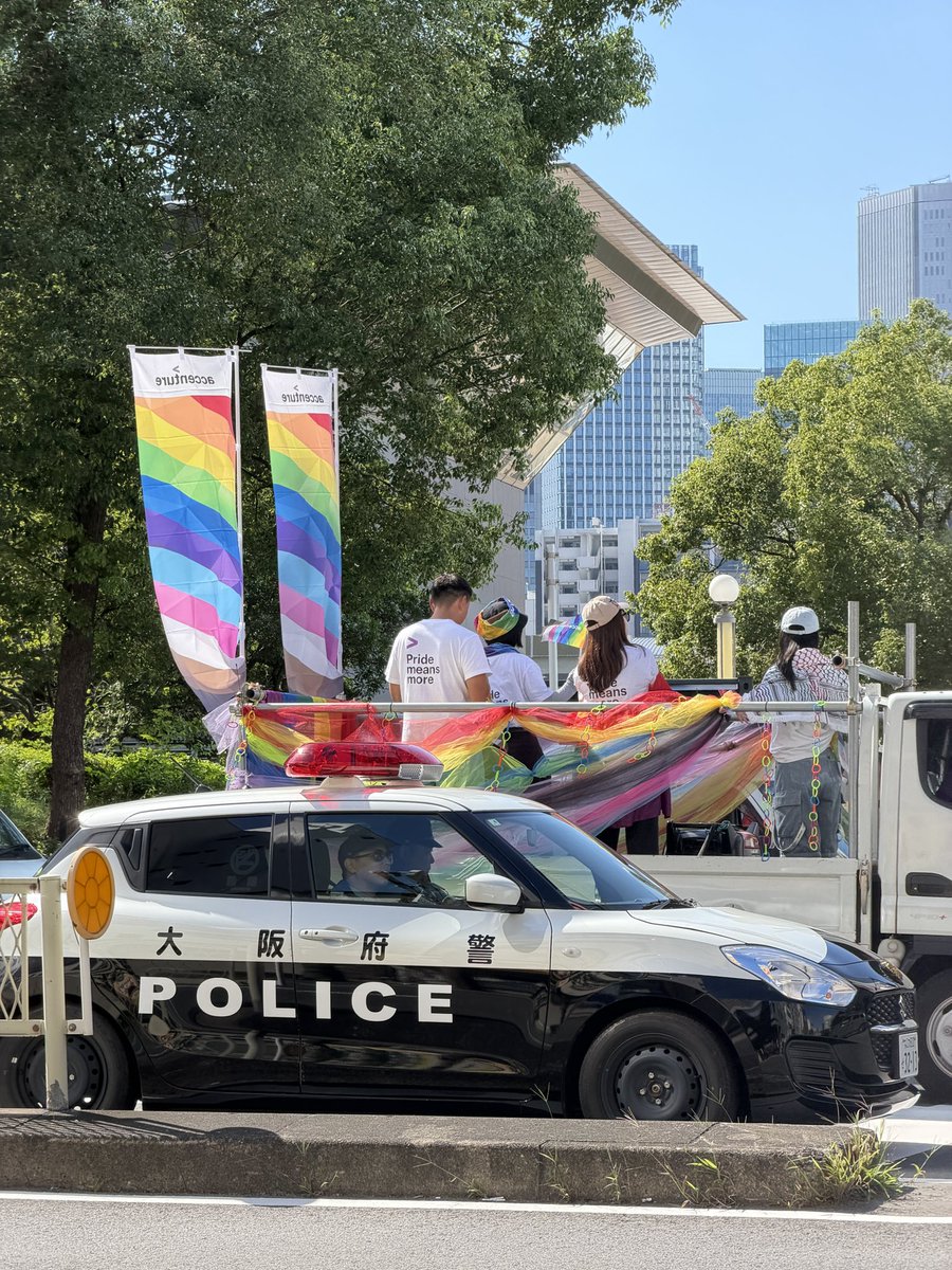 lzinjapan's tweet photo. 天神橋筋商店街に行った時、隣の扇町公園でレインボー🏳️‍🌈色になってます。今の時代はいろんな人は融合していいでしょう。
今天在大阪偶遇到了彩虹🌈活动。现在社会，尊重他人的权利，创造多彩的世界，这不是坏事。 https://t.co/lEEM4fEOXf