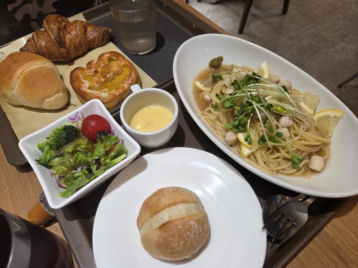 riruca's tweet photo. 今日は長女と梅田デート。
デリカフェでランチして、子供用ICOCA作って、阪神梅田のうさぎDaysに行ってきました！
どこ見てもうさぎうさぎうさぎ！！！
うさぎ愛に満たされた幸せ空間だった。
そのあと貴和製作所でビーズ買ったり、スリコでポケモンのグラス買ったり、散財🫶🏻楽しかった！ https://t.co/ZRZ5Qqj6Yu