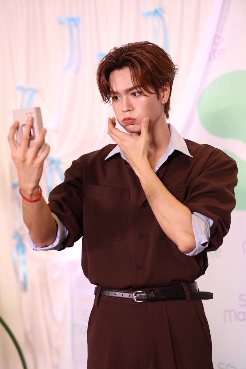 SoMateSoSkin's tweet photo. พี่จิรัน @Markjrtn  อันตรายไหมคะทุกคน? 👀💋
หัวใจเด็กสาววันนี้เป็นยังไงบ้าง….

พี่SoMateบอกเลยว่า… อันตรายต่อหัวใจมากกกก! 🫠💕

ขอบคุณทุกคนที่มาร่วมสร้างโมเมนต์สุดพิเศษในงาน SoMate Kiss Me MARK Moment นะคะ 🫶🏻✨

วันนี้หัวใจโดน MARK ไปเต็ม ๆ เลยยย 💋💙

#SoMate #SoMatexMark #SoMateKissMeMark #KissMeMARKMoment #Markjrtn