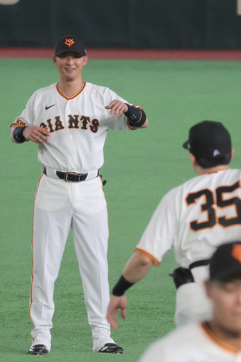 km2_nana's tweet photo. 試合前のキャッチボール尚輝×和真も好きだったけど…尚輝×泉口も良いよね！(ㅅ´ ˘ `)♡尚輝がゆぅたー！に意地悪したり？ちょっかい出したり？変なこと言ってるのかな？wけど泉口くんが尚輝大好き🧡なのが伝わってきて見てて楽しい！ https://t.co/joYl06IolC