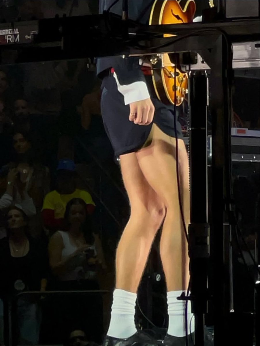 sstylesuniverse's tweet photo. these shorts are absolutely diabolic 😭 https://t.co/vuO5h0zgOj