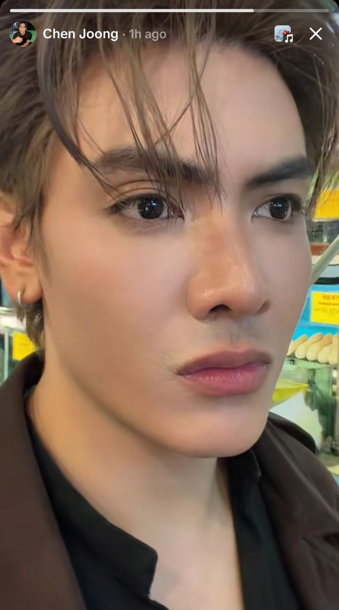 67joong_dunk67's tweet photo. I just wanted to say that I’m thinking about the same thing you’re thinking about, Archen. 😔🤫 https://t.co/V6Oc3sHbk1
