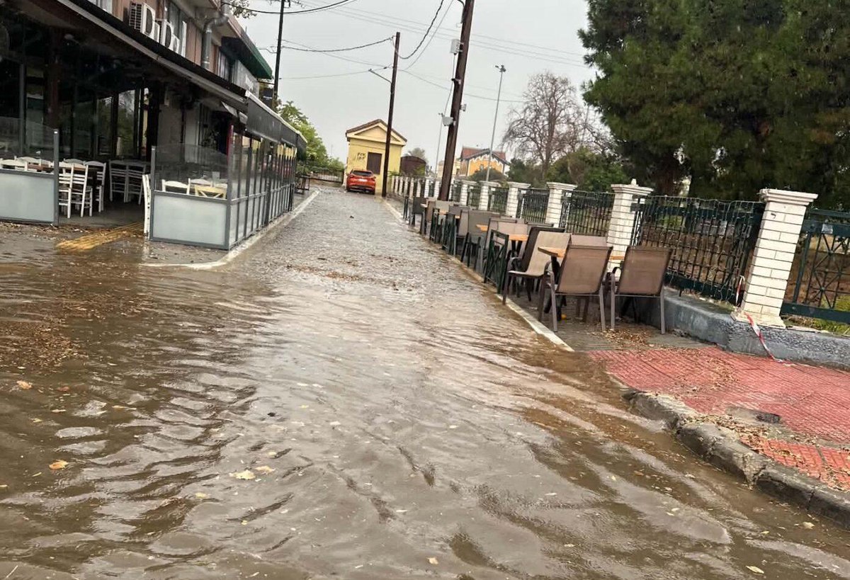 TOPONTIKI's tweet photo. Βόλο: Σφοδρή βροχή και χαλάζι – Ποτάμια οι δρόμοι (Video) https://t.co/0q5Lp0u4iW https://t.co/oeAiEu9HZg
