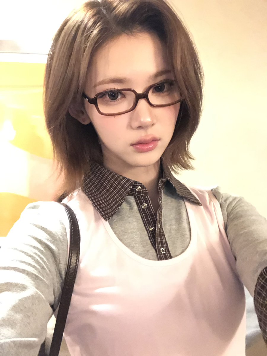 picscjiwoo's tweet photo. #JIWOO new weverse post update ｡⁠☆ #지우 

😎🥟 https://t.co/nEpARgLXmK