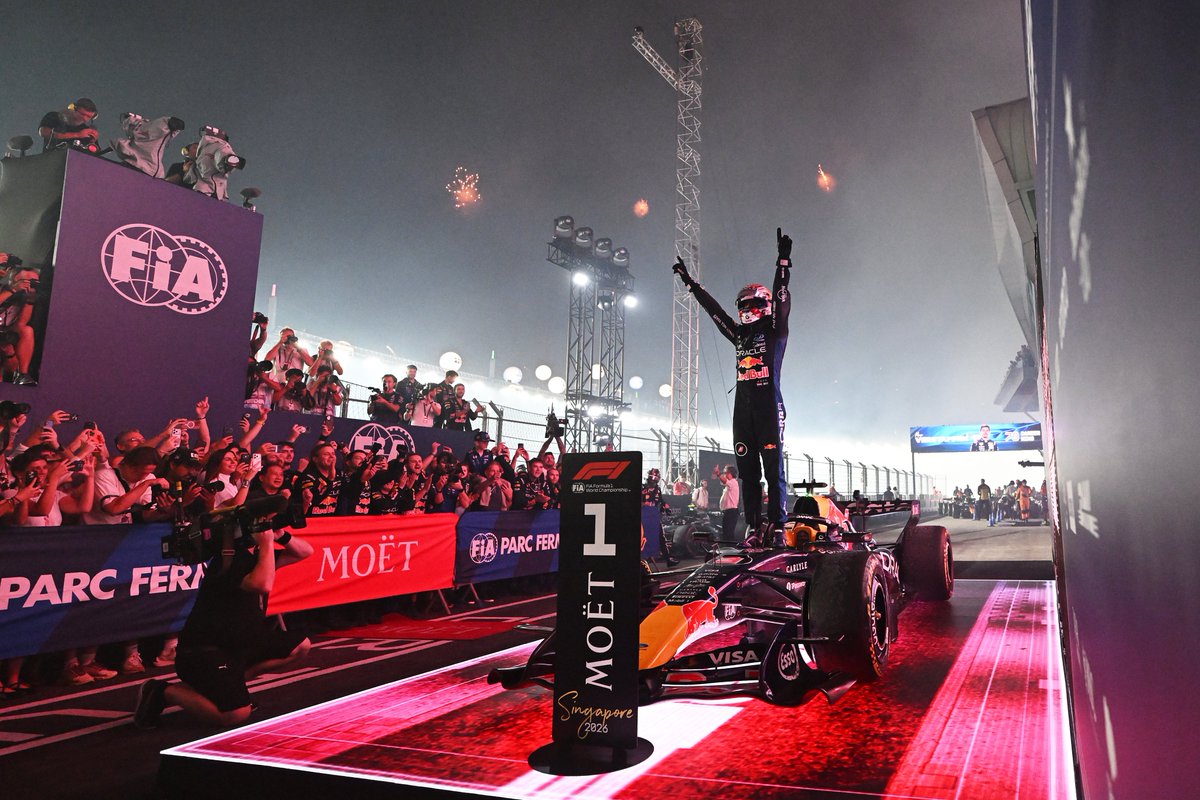 F1's tweet photo. Grand Prix win #73, and Max's first in Singapore 🎇

#F1 #SingaporeGP @redbullracing https://t.co/dLOtxH2INA