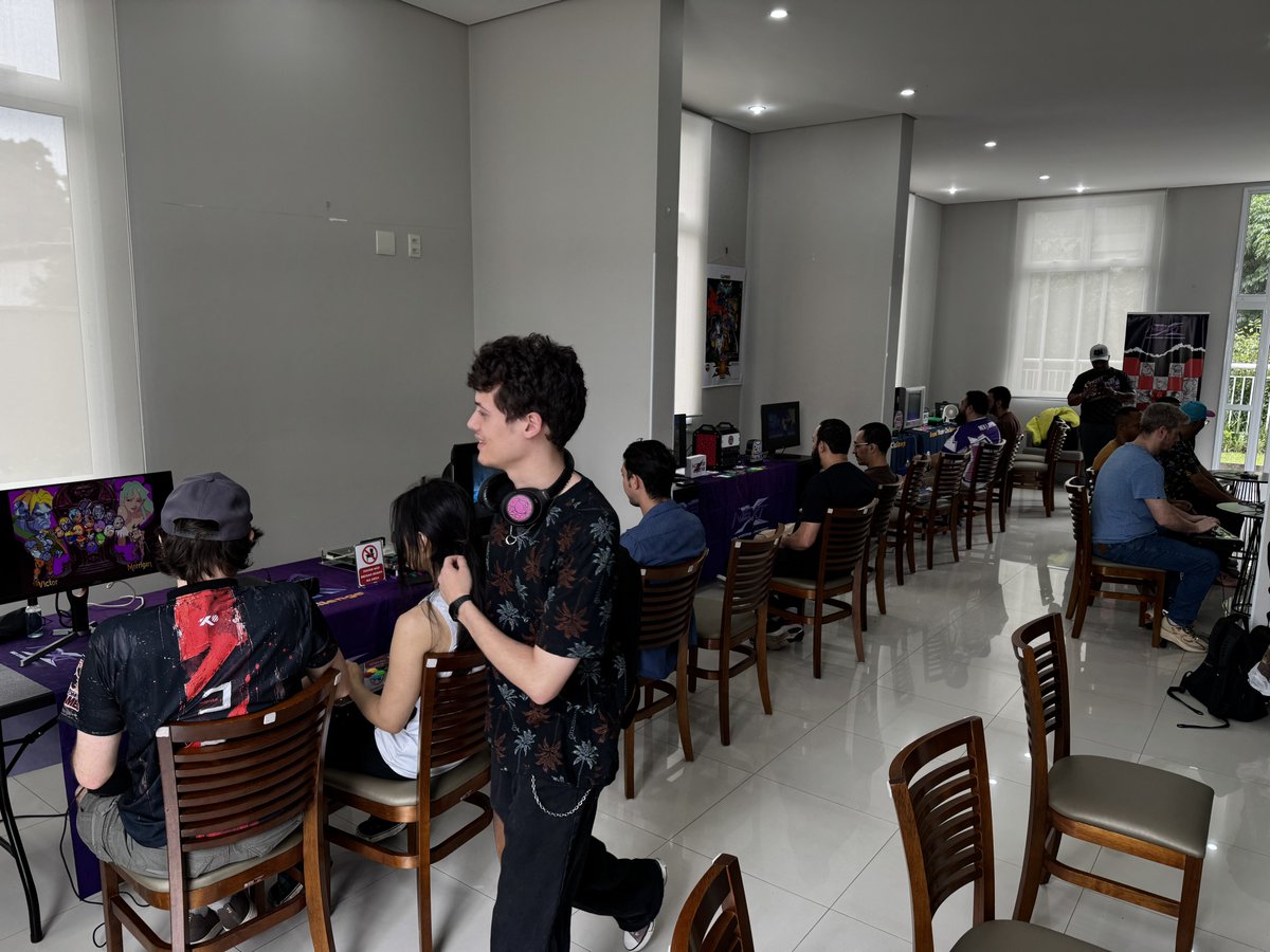 kakutofgc's tweet photo. 🎮🔥 A JOGATINA JÁ COMEÇOU!
O KAKUTŌ já está rolando! 👊🕹️
A galera está chegando, os controles estão na mão!
🔥 Muito fighting game
🤜🤛 Amizade e rivalidade
🕹️ Jogatina offline do jeito que a gente gosta!
#KAKUTO #FGC #FightingGames #JogosDeLuta #OfflineGaming #Versus https://t.co/qJKOc8wQ14