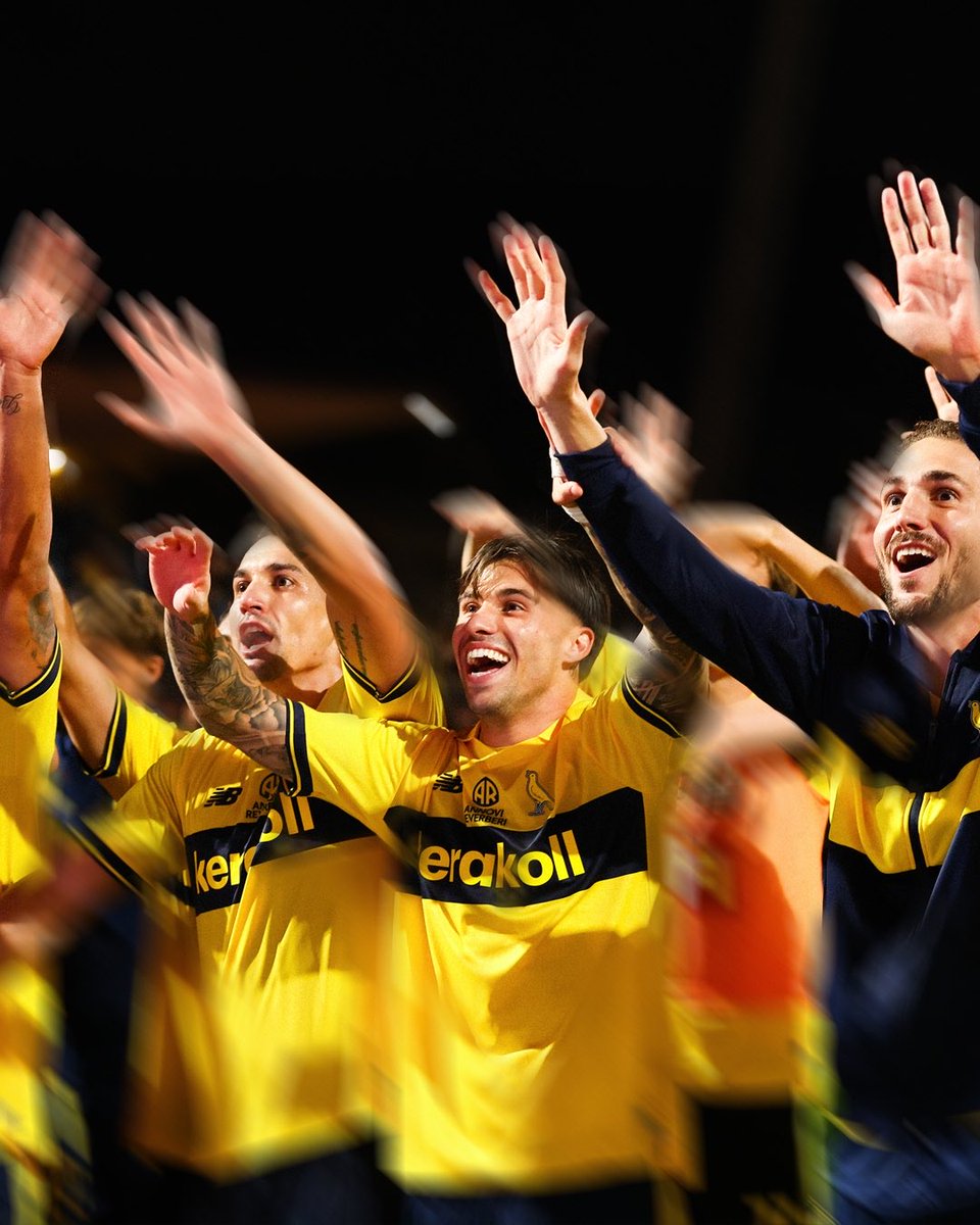 Modena_FC_1912's tweet photo. π‘π΅π€© #ModVer 3-2 | β3οΈβ£β
CosΓ¬ Γ¨ da pazzi π±
#DaiGialli https://t.co/teR63F1AM1