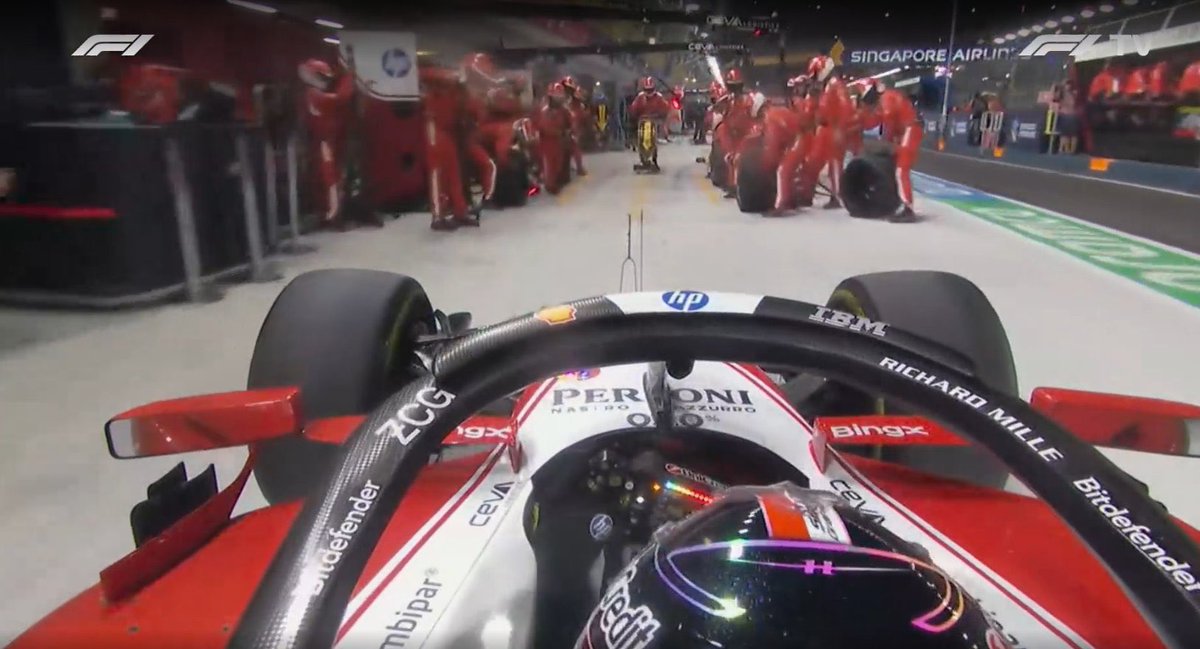 F1Tornello's tweet photo. #F1 En el onboard de Leclerc se ve cómo los mecánicos de Ferrari estaban preparados para un doble pit stop. Detrás de los de Charles estaban esperando los de Lewis con gomas listas para el cambio.
El stint de Hamilton con blandas usadas fue el más largo de un piloto en carrera, 44 vueltas.
Hamilton: "Hoy no fue el resultado que buscábamos y la responsabilidad es mía."
"En un circuito donde es difícil adelantar, necesitas probar algo diferente y elegí largar con un neumático medio nuevo, para ir a fondo y tratar de hacer que una sola parada funcionara. Desafortunadamente, el Medio no rindió tan bien como el blando."
"Tuve un buen segundo stint y el ritmo volvió, pero no pude hacer el progreso que necesitaba."
"Bajo el VSC, el equipo me llamó para entrar, pero fallé en la entrada."
"Después de eso, decidí quedarme afuera e intentar mantener la posición en pista hasta el final, pero en las vueltas finales, luché enormemente con la degradación de los neumáticos y perdí tres posiciones, terminando en P6, lo que no refleja el ritmo que teníamos en el auto hoy."
"Una lección dolorosa hoy, pero asumo toda la responsabilidad por las decisiones que tomé. No todas las llamadas saldrán bien, y puedo aceptar equivocarme, pero lo siento por el equipo por los puntos que perdimos hoy. Ellos ponen tanto en cada fin de semana, y quería darles más.
"Seguiré poniendo el trabajo y volveré luchando en la próxima carrera."
Vía @GazzettaFerrari y @F1