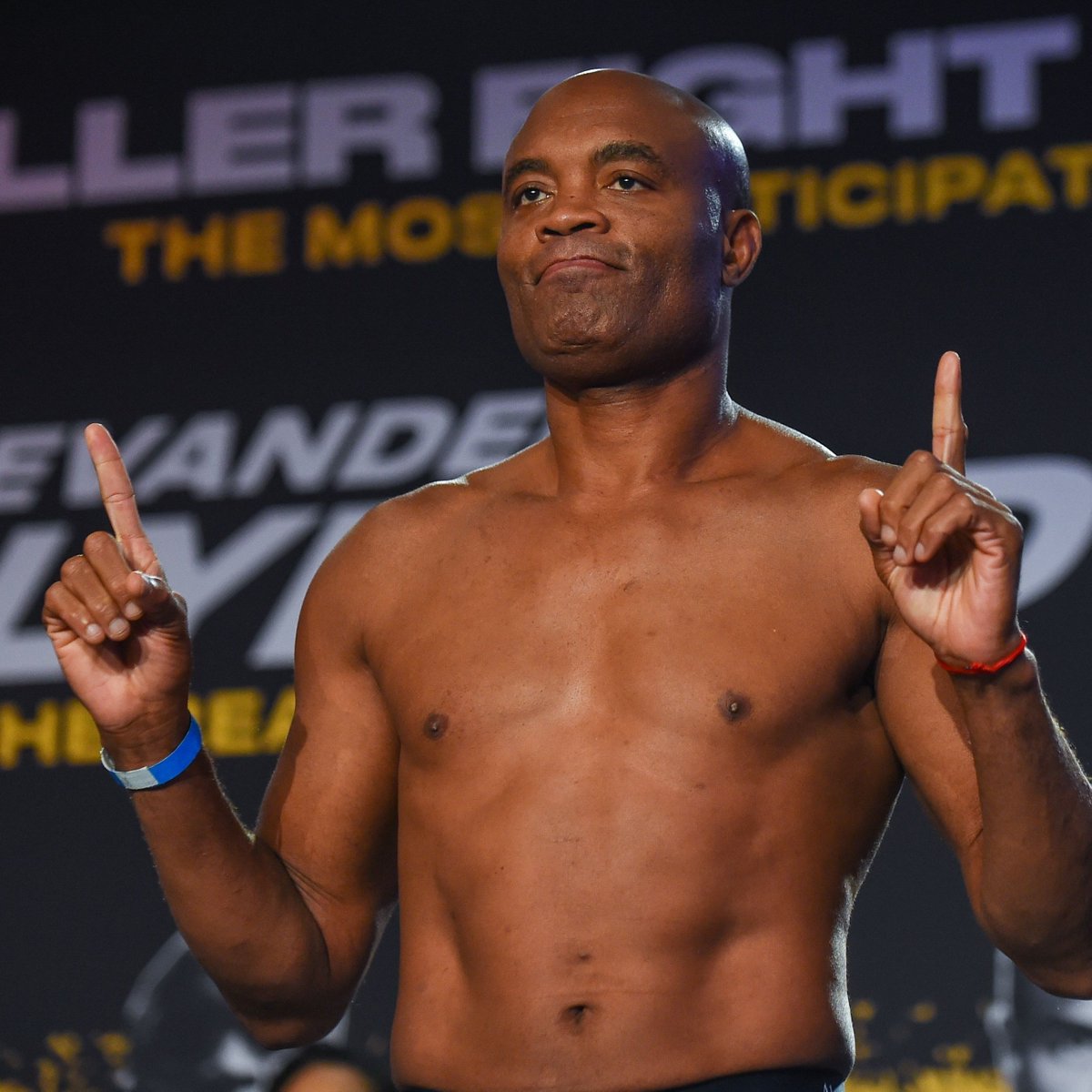 republiqueBRA's tweet photo. ✊🏻 🇧🇷 Ídolo do UFC, Anderson Silva compartilha uma série de vídeos no Instagram com críticas ao governo Lula e ao petista, sinalizando um possível apoio a Flávio Bolsonaro no 2º turno das eleições. https://t.co/Z8O0YmWAi5