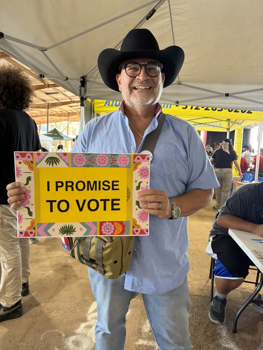 MontserratforTX's tweet photo. Talking to our comunidad about the importance of voting in the upcoming elections! @jamestalarico @TCDP @samanthalopezTX #JuntosForJusticeUnidosForChange #OrganizeTheSouth https://t.co/oKxD9jOj0j
