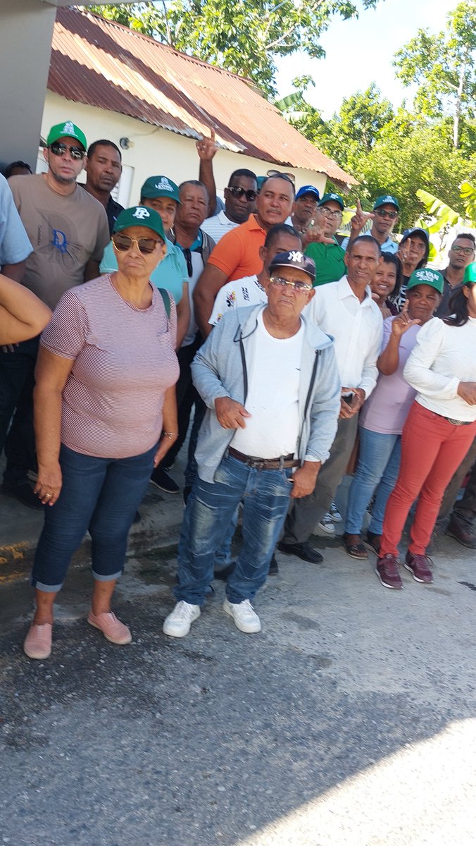 RamirezSiano's tweet photo. @Evelynp881 @nconcepcion @yosadela @Wandavicente121 @BolivarBeltre2 @keylaReyna04 @LizardoKeiry @wallynet3 @monserratLFP @LeonelFernandez @radhamesjimenez 8/12 En el casco urbano la jornada estuvo encabezada por Alexandra Ramírez presidenta del Distrito Municipal El Barro, junto a José Medina Sena, presidente municipal de la Fuerza del Pueblo.
#FPCrece #ElBarro #Azua #FuerzaDelPueblo https://t.co/wJ6DYUijJK