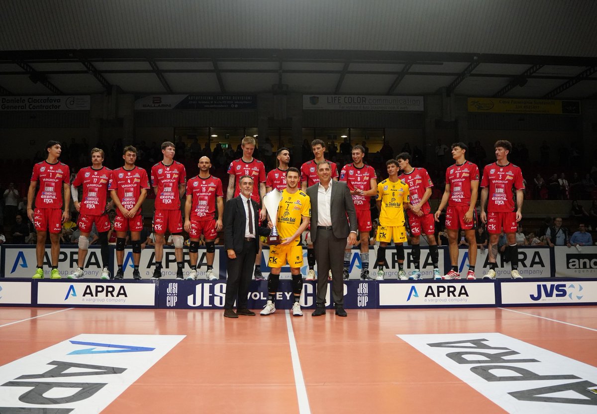 VolleyLube's tweet photo. 🏆 La Lube batte anche Milano 3-1 al PalaTriccoli e vince per la 2a volta la Jesi Volley Cup. Moni Nikolov MVP del torneo
#esserelube #cucinelube #creokitchens
https://t.co/lKyL2T5Ywa https://t.co/kdodclMPho