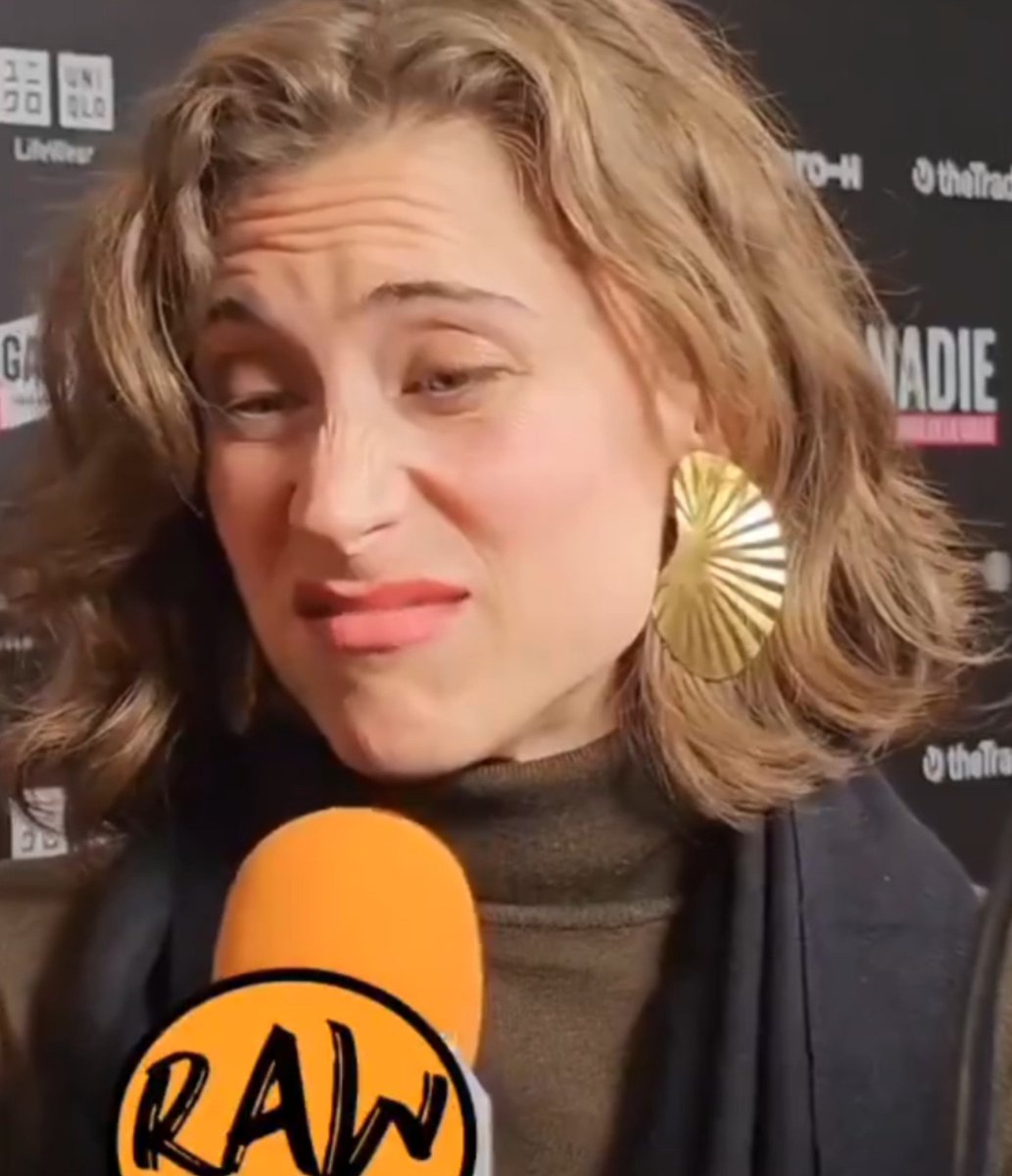 yvsunflower's tweet photo. F manipulada por B pero la q he visto sufrir desde mayo es a M. ni conociendo las intenciones y juegos sucios F se ha movido... la trama está mal escrita y mal editada pero es una serie y un espectador juzga lo q ve. no nos han dado nada para empatizar con F, todo lo contrario... https://t.co/NSLRBtAjB8