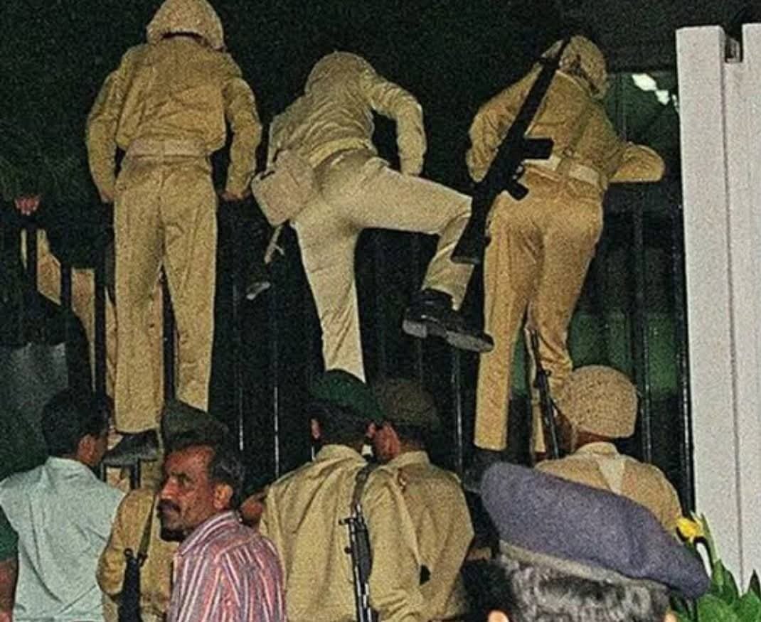 SaddiaMazhar's tweet photo. 12 اکتوبر، یوم سیاہ
جب دو تہائی اکثریت والی نواز شریف کی حکومت کا تختہ ایک فوجی سربراہ نے الٹ دیا۔ ن لیگ ایک وقت میں اسے یوم سیاہ کے طور مناتی تھی مگر گزشتہ تین سال سے یوم سیاہ کی تقریبات ختم ہوگئی تھیں۔

سنا ہے اس سال یوم سیاہ منانے کا ارادہ ہے ن لیگ کا؟؟؟ https://t.co/hUqfAtXRpk