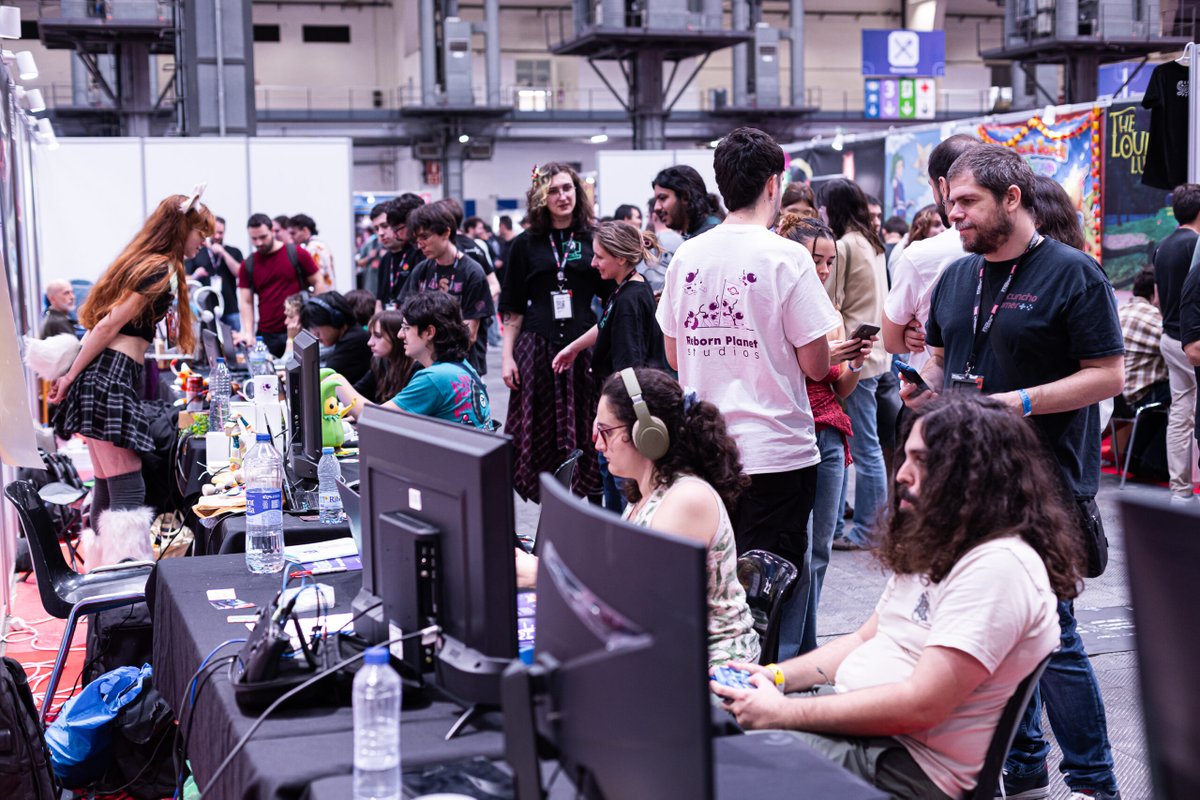 llenguacat's tweet photo. 🥳 Més de 21.000 persones converteixen el nou @SAGABCNGameFest en la gran cita del videojoc al sud d’Europa

👏🏻 La primera edició del saló tanca portes després de tres dies de competicions, formacions i més de 1.500 reunions entre estudis, editors, inversors i empreses que posen el català al centre del sector

🎮 Punt final a un cap de setmana amb més de 500 punts de joc, 150 màquines recreatives clàssiques, més de 200 videojocs independents i centenars d'activitats

https://t.co/LSIaQ1peiL