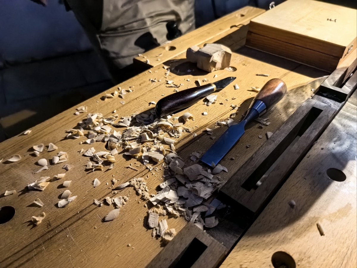 gorilla5333's tweet photo. [今日の作業で薪を割り、棺の材料を見て、古い粕を整理し、壁にペンキを塗る！少し疲れたけど充実の一日だ]， https://t.co/w6i1rk5h8d