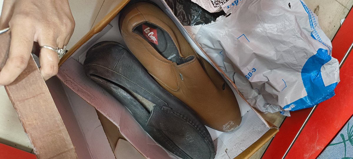 ShinC95965's tweet photo. Guys flipkart company ne muje mera order ke badle ye diya jisee mera na return hua na refund mera pass flipkart delivery boy ki video clip bi h jo muje ye product diya pls meri help kijiye 🙏😓
Jisse muje mera refund mil jaye mere sath fraud hua h pls help me guys muje pls btaye https://t.co/jd385IIINj