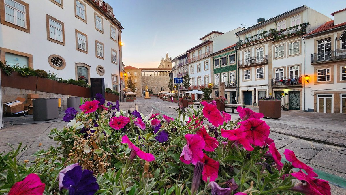 alentejo_1970's tweet photo. Quando cai a noite na cidade de #Viseu ✨ https://t.co/QIukZwyFQ6