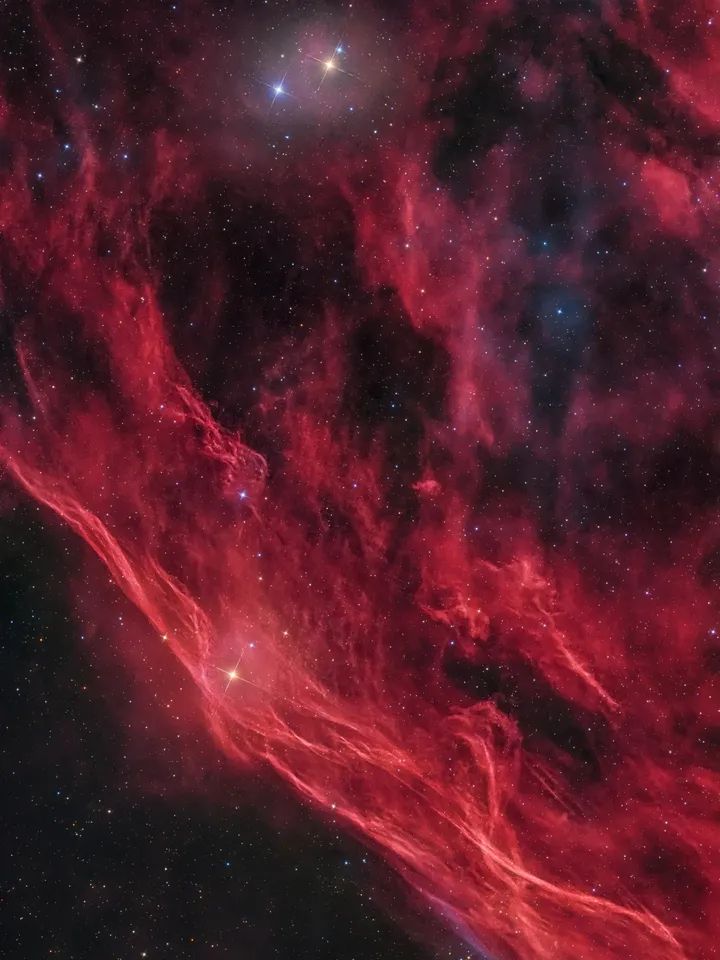 konstructivizm's tweet photo. In the constellation Cygnus, the Silk Veil Nebula (LBN 331) drifts about 1,100 light-years away like translucent strands of glowing silk stretched across a dense star field. Unlike the famous Veil Nebula supernova remnant, this faint emission nebula is primarily hydrogen gas lit by nearby stars, forming delicate, wispy filaments that glow red.

The eclipsing binary 32 Cygni (Omicron² Cygni) shines nearby, adding a bright landmark to the scene. Too faint for easy visual viewing, it rewards long-exposure astrophotography—especially with hydrogen-alpha or narrowband filters—that reveals its intricate structures in stunning detail.

Picture Credit: John Walsh