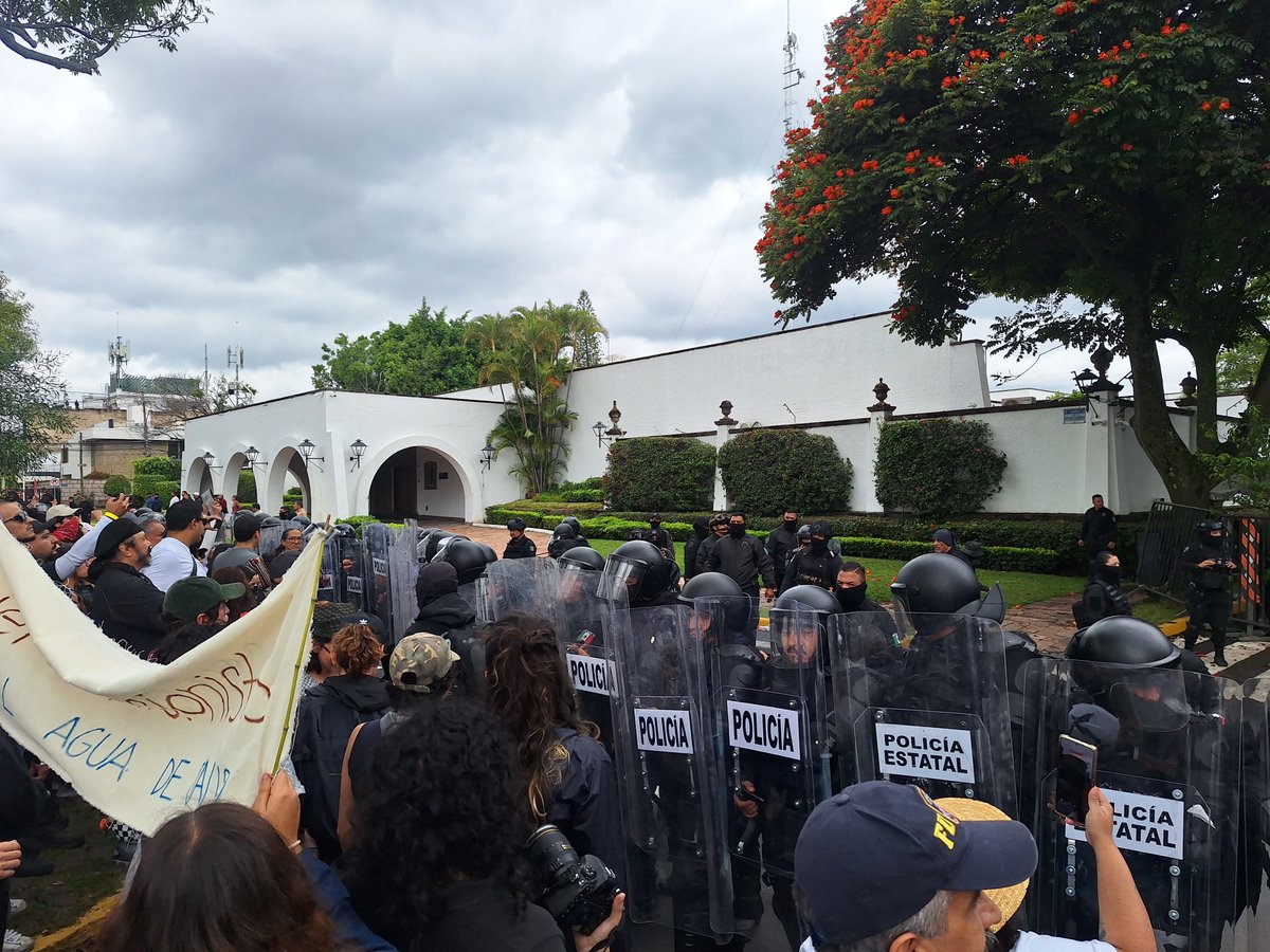 BernardoMasini's tweet photo. He ido a marchas desde los noventa. Nunca había sentido los riesgos que sentí en la de hoy.

Así se (des)gobierna #Jalisco. https://t.co/2rFi4eSLn1