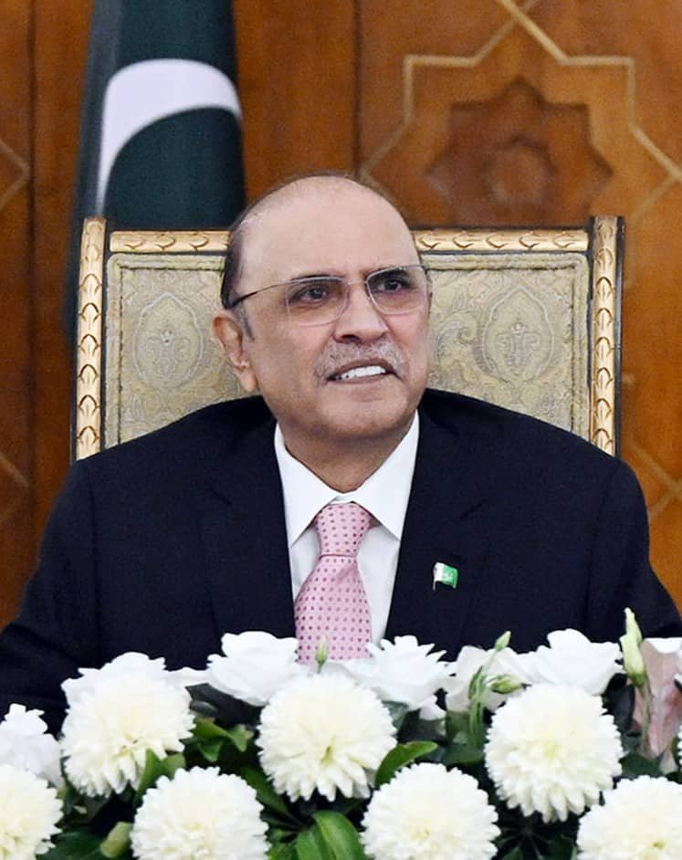 RsadMujahid0's tweet photo. د پاکستان ولسمشر اصف زرداري خېبرپښتونخوا کې بېړنی حالت اعلان کړ.
وایي، دغه ایالت کې د امنیتي ننګونو د زیاتوالي او د قانون او نظم د وضعیت خرابېدو له امله د اساسي قانون له مخې د بیړني اقداماتو اړتیا رامنځته شوه.
ډاکټر محمد فخر عالم عرفان تر بلې خبرتیا پورې د خیبر پښتونخوا د نوي چیف سیکرټر په توګه ټاکل شوی.
تردې مخکې د خېبر پښتونخوا اعلی وزیر سهېل اپريدي پر اېکس یوه پیغام کې ليکلي وو: ''له ايمرجنسۍ يا ګورنر راج پرته د دې ډول اقداماتو ترسره کول د بغاوت مترادف دي. که جرأت لرئ، نو رسمي اعلان يې وکړئ.