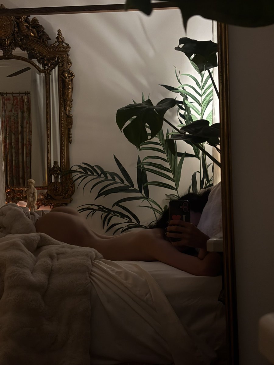 BBYDLLY's tweet photo. putting a mirror in front of my bed was such a good idea 🧞‍♀️🫂
#trans https://t.co/Vds9cBTJQw