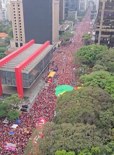 citadini's tweet photo. UMA PAULISTA NUNCA VISTA IGUAL

A manifestação da campanha de Lula de hoje, dia 11 de outubro, foi gigantesca.

 Nunca tivemos uma Avenida Paulista com tanta gente.

Conheço bem a região, pois moro numa rua paralela há 45 anos.

Tudo o que tivemos aqui nestas décadas foi superado.

Uma multidão com a maioria esmagadora de jovens e sem auxílio de candidatos a deputado, governadores e, principalmente, destas organizações evangélicas que hoje, tristemente, mobilizam público para políticos.

Muitos jovens e muita vibração e entusiasmo para fortalecer a campanha de Lula.

Tive a satisfação de encontrar vários colegas de faculdade, hoje todos de cabelos brancos, filhos criados e que, assim como lutaram contra a ditadura nos anos 70, empenham-se para que o país não caia na escuridão de um governo reacionário e antipatriótico.

Tivesse nossa mídia corporativa um pingo de compromisso com a verdade e o país, veríamos grandes matérias sobre o evento de hoje.

Não creio.

 A cobertura desta eleição é pior do que a feita na eleição de Collor.

 Bastaria lembrarmos, dentre tantos momentos péssimos, o PowerPoint de Vorcaro e Lula da Globonews, que deve ser objeto de tese e estudos de uma indigna matéria de jornalismo que propaga a falsidade.

Mas esperemos que os fatos sejam mais fortes do que as mentiras e que a população do Brasil todo veja o belo exemplo do ato de hoje na Avenida Paulista.