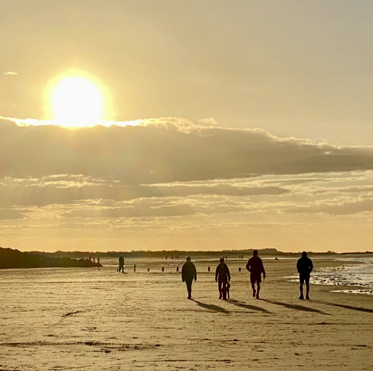 KatesfWriter's tweet photo. Enjoying an autumn break in Norfolk, England. The weather was very kind for an early evening Sunday walk on Brancaster Beach as the tide rolled in. 
#BeachLife #SundayVibes
📷 my own https://t.co/eW9YZqdHcl
