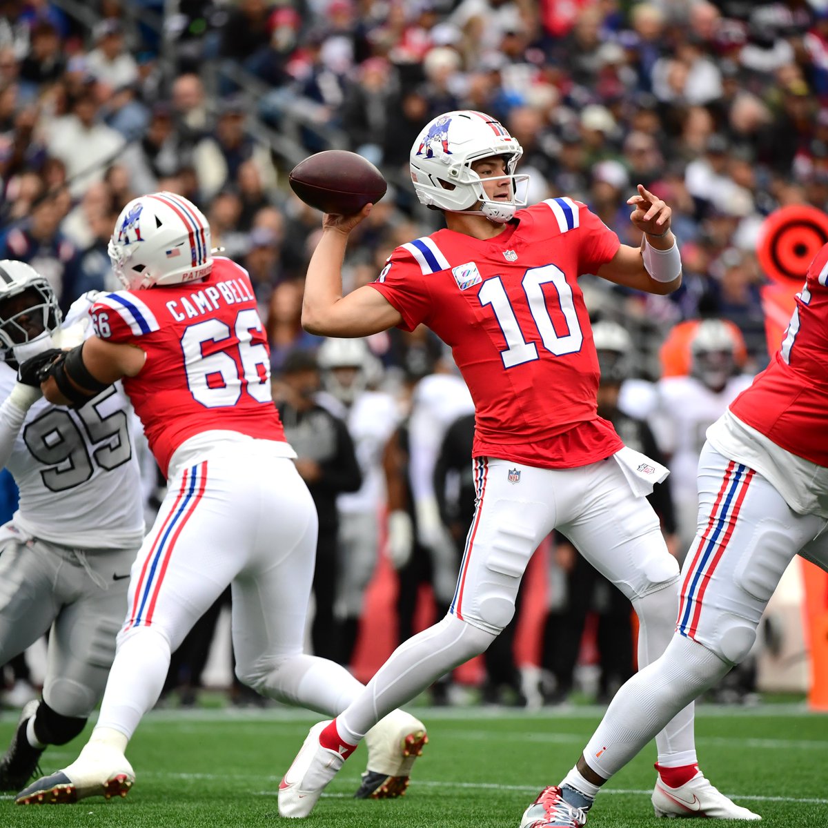 MySportsUpdate's tweet photo. #Patriots QB Drake Maye has looked elite today vs. the Raiders:

• 20/26
• 289 passing yards
• 4 total TDs
• 0 INTs
• 151.0 passer rating