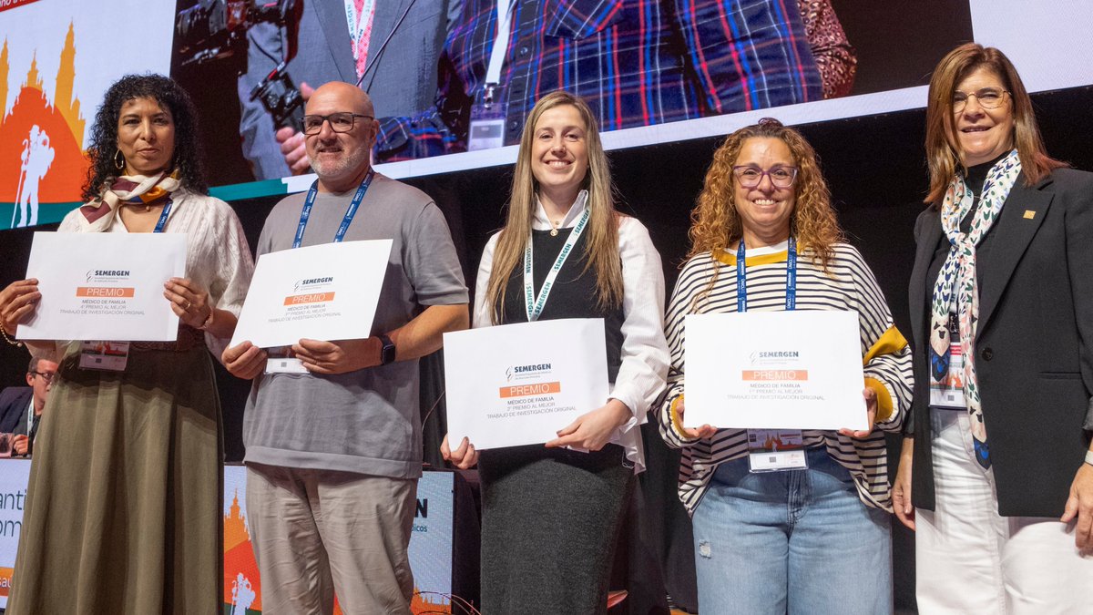 SEMERGENap's tweet photo. PREMIOS. Resultado de Trabajos de Investigación Originales Médico de Familia en #SEMERGEN26 

🏆4º Premio (500€)
EFICACIA DE UNA INTERVENCIÓN COMUNITARIA EN LA REDUCCIÓN DE LA PRESCRIPCIÓN DE ANTIBIÓTICOS EN ATENCIÓN PRIMARIA: ESTUDIO RAPRIM
 1ª Autora: Claudia Haitzell Bonilla Barrera

🏆3º Premio (500€)
ANÁLISIS DEL BURNOUT Y LA RESILIENCIA EN PROFESIONALES DE ATENCIÓN PRIMARIA: FACTORES DE RIESGO Y DIFERENCIAS POR PERFIL LABORAL
1ª Autora: María del Mar Rodríguez Álvarez

🏆2º Premio (750€)
Título: CONTRIBUCIÓN DEL ÍNDICE TRIGLICÉRIDO-GLUCOSA A LA ESTRATIFICACIÓN DEL RIESGO DE INFARTO AGUDO DE MIOCARDIO EN MAYORES DE 75 AÑOS
1ª Autora: Paula Lorenzana Honorato

🏆1º Premio (1000€)
EFICACIA COMPARATIVA DE PROGRAMAS DE EJERCICIO SUPERVISADO FRENTE A CONSEJO ESTÁNDAR EN PACIENTES CON CLAUDICACIÓN INTERMITENTE
1ª Autora: Cecilia Herrero Alonso
Entrega la Dra. @LourdesBerganza, vicepresidenta de @SEMERGENap