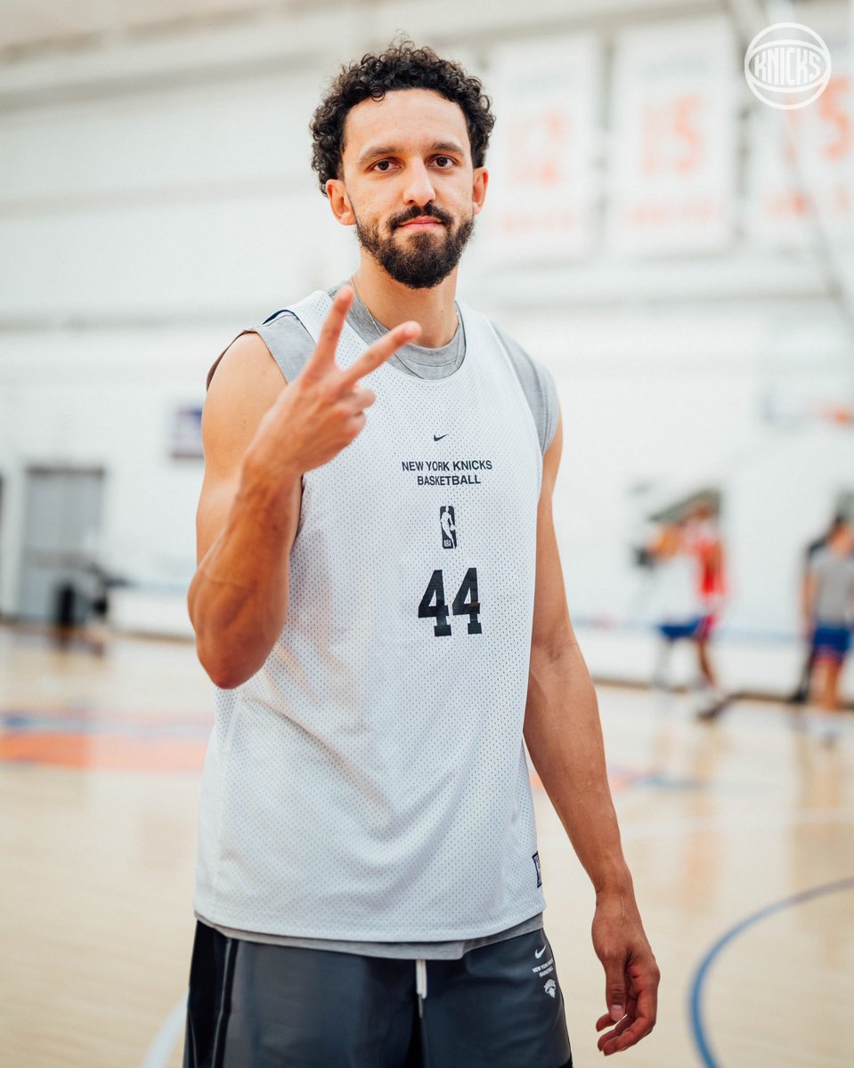 nyknicks's tweet photo. ✌️😐 https://t.co/JAStZJnPc8