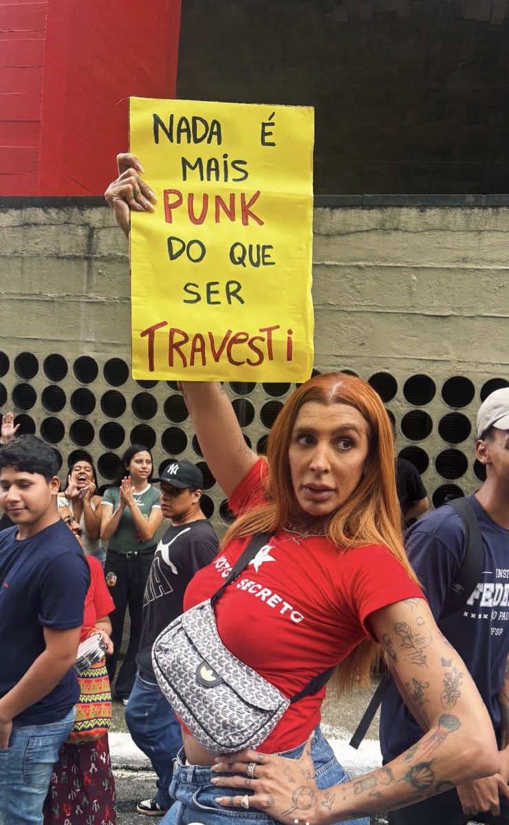 updatecharts's tweet photo. Mulher Pepita na Avenida Paulista. https://t.co/DUtv4Mg2xz