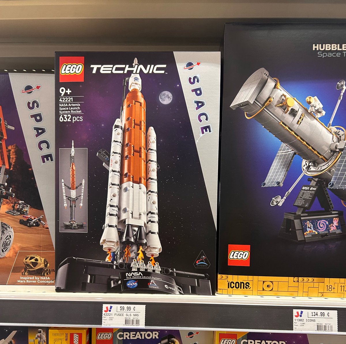 dietpepsi02's tweet photo. hubble et artemis je voulais m’écrouler dans le magasin https://t.co/qptFWtYyJw