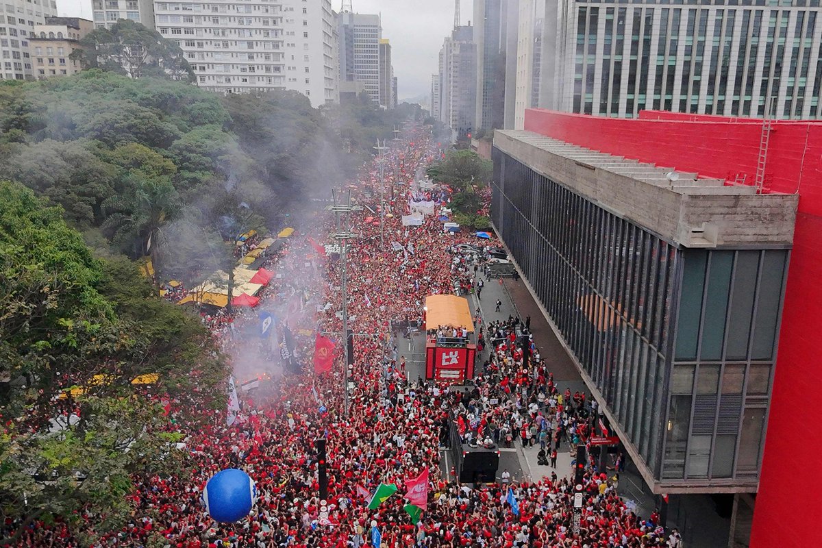 El_Universal_Mx's tweet photo. 🇧🇷 Simpatizantes del presidente de Brasil y candidato a la reelección, Luiz Inácio Lula da Silva, le muestran su apoyo en un acto de campaña en la Avenida Paulista este domingo en Sao Paulo

Lula denunció durante un acto en São Paulo una supuesta "intromisión" de la justicia electoral en contra de su candidatura

📸Fotos: AP / AFP / EFE