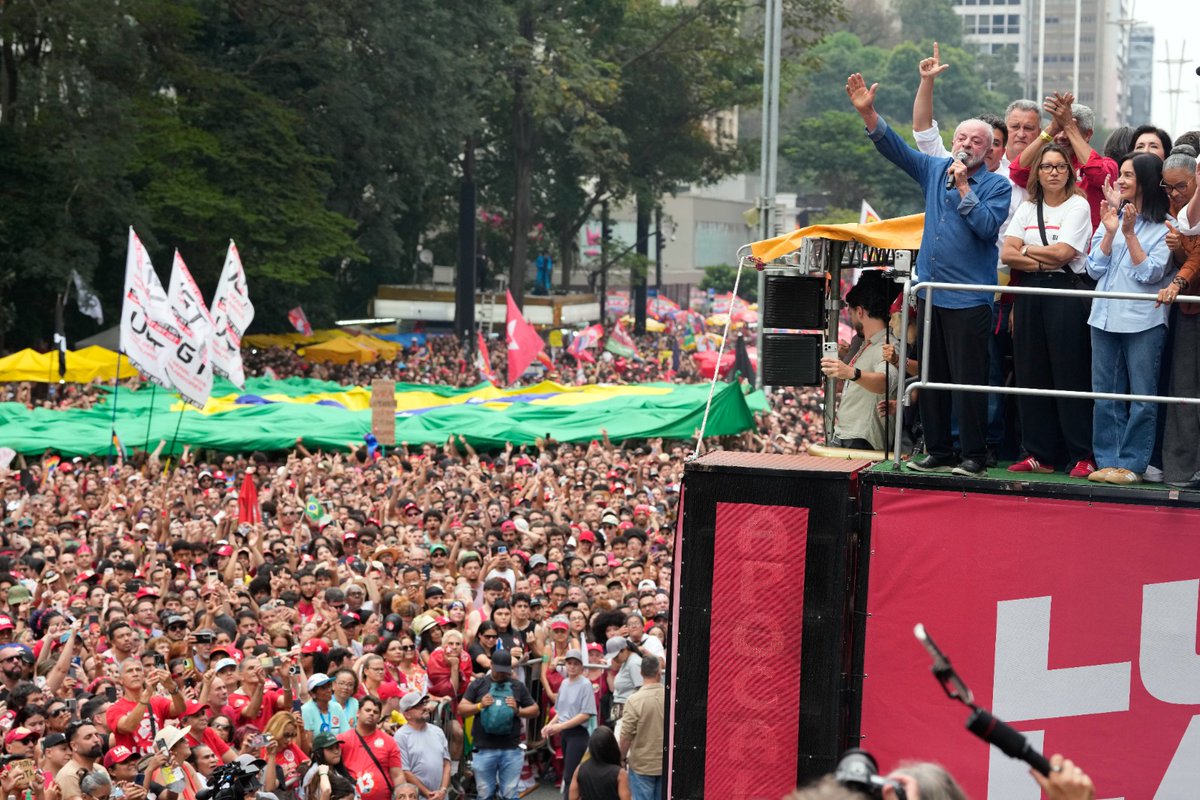 El_Universal_Mx's tweet photo. 🇧🇷 Simpatizantes del presidente de Brasil y candidato a la reelección, Luiz Inácio Lula da Silva, le muestran su apoyo en un acto de campaña en la Avenida Paulista este domingo en Sao Paulo

Lula denunció durante un acto en São Paulo una supuesta "intromisión" de la justicia electoral en contra de su candidatura

📸Fotos: AP / AFP / EFE
