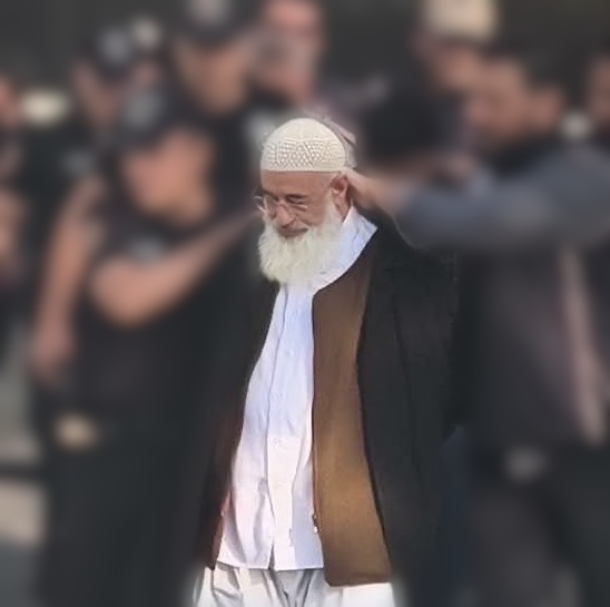 OzkYaman's tweet photo. Şu fotoğraftan Norveç'te, Finlandiya'da bulmak mümkün mü? Bolivya'da ya da ne bilelim Honduras'ta bir kanaat ehlini böyle ensesinden bastırarak arkadan kelepçe ile gözaltına alırlar mı? 
Gerçekten nedir ülkenin üstündeki bulutların kara tonu? https://t.co/vnshNzjfzj