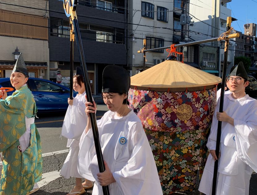 kyoto_ism's tweet photo. 【安井金比羅宮】秋季金比羅大祭
「 #秋季金比羅大祭 」は #安井金比羅宮 の年中祭事で最も重要なお祭り。御祭神が「鳳輦」に遷され氏子町内を渡御する。御祭神を間近で崇められる一年で唯一の機会。
https://t.co/fcL0kSyZq8
#京都 #京都グルメ #京都カフェ #京都旅行 #kyoto #kyototrip #kyototravel https://t.co/sPbAWNQdTx