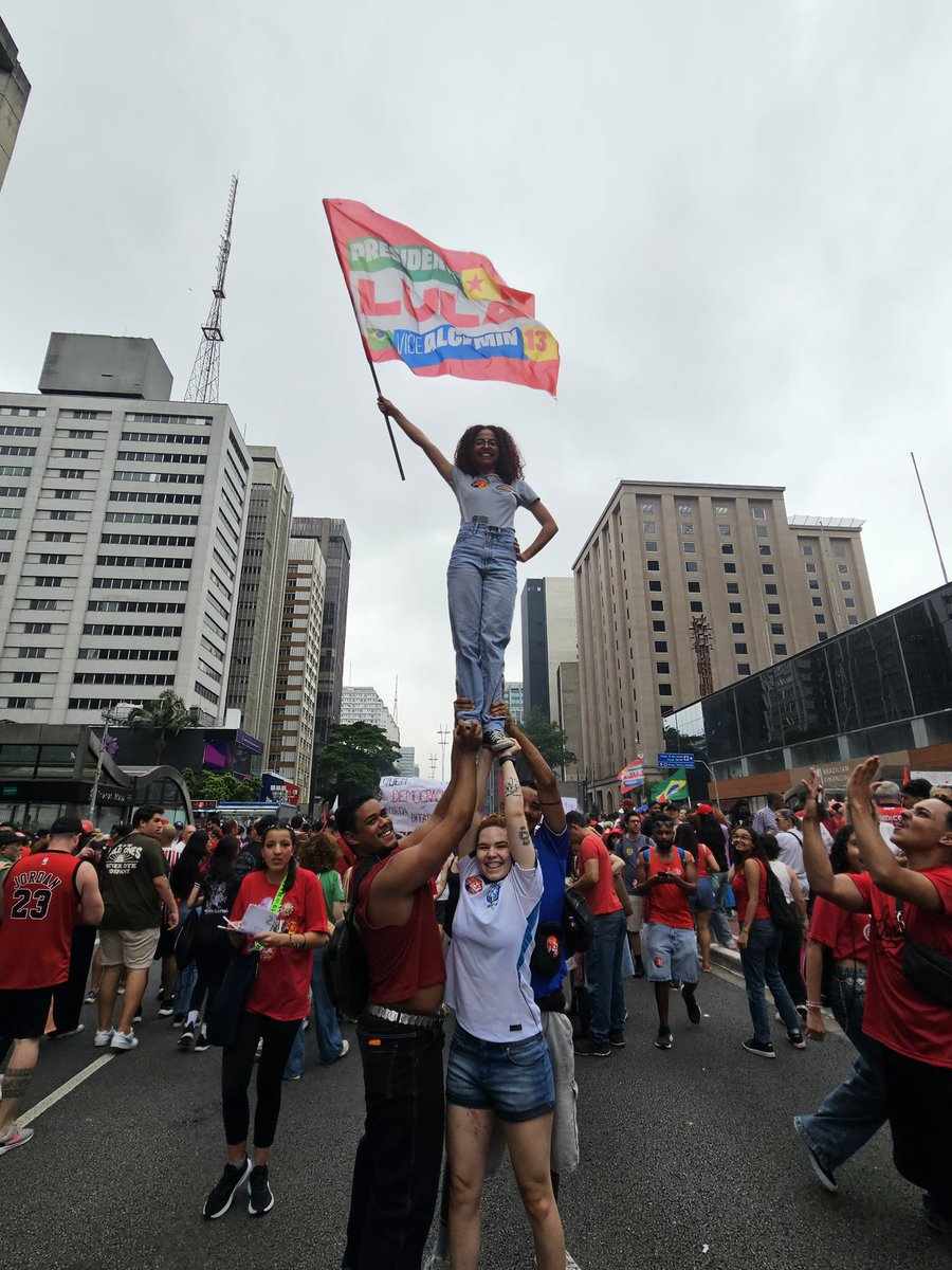 lucasatari's tweet photo. Cheerleaders com Lula! 🤸‍♂️⭐️❤️ https://t.co/RyvajKPdcV
