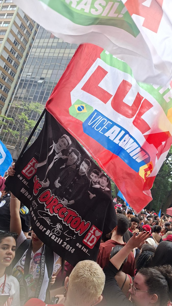 saturnlout's tweet photo. DIRECTIONERS COM LULA!!! https://t.co/DK5cczcMX2