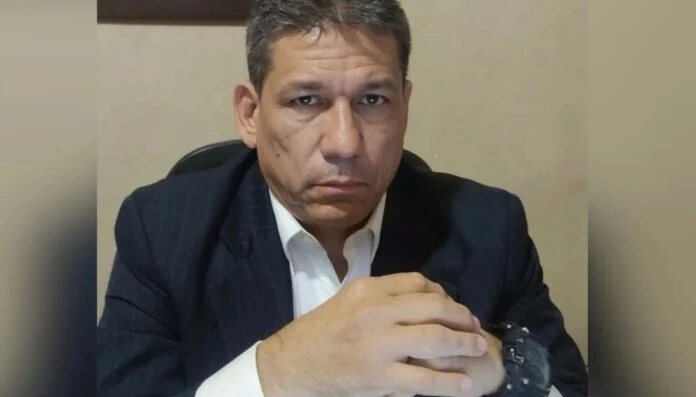 ReporteYa's tweet photo. #11Oct #Barinas #DDH
La ONG Fundehullan denunció la detención de Marlon Maya, abogado y miembro de Vente Venezuela, en el municipio Pedraza, estado Barinas. La organización afirmó que funcionarios de la Policía Nacional Bolivariana lo arrestaron el #9Oct sin orden judicial ni flagrancia. – El Pitazo