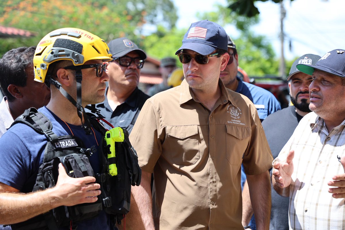 USAmbassadorPAN's tweet photo. Hoy en Soná, Veraguas, pude constatar de primera mano el impacto del terremoto y la importancia de hacer llegar la asistencia rápidamente a las familias afectadas.

Expertos estadounidenses en evaluación estructural trabajan junto a las autoridades panameñas para evaluar la infraestructura dañada, mientras helicópteros de EE.UU. transportan suministros esenciales.

Estados Unidos está junto al pueblo panameño en sus esfuerzos de recuperación y reconstrucción.
