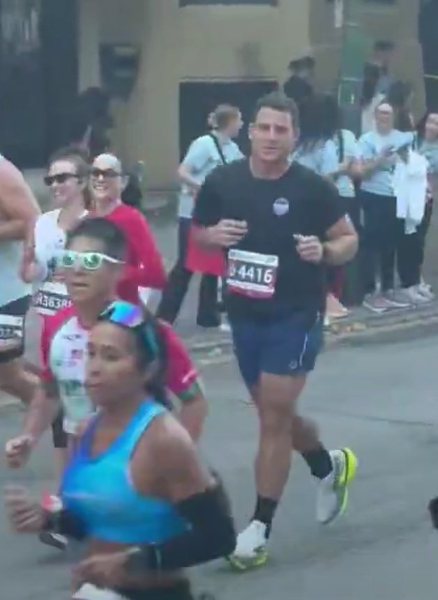 ChicagoVince's tweet photo. The best performance by a Chicago athlete the past 24 hours has been Anthony Rizzo in the Chicago Marathon. https://t.co/SWuG4GYyF3