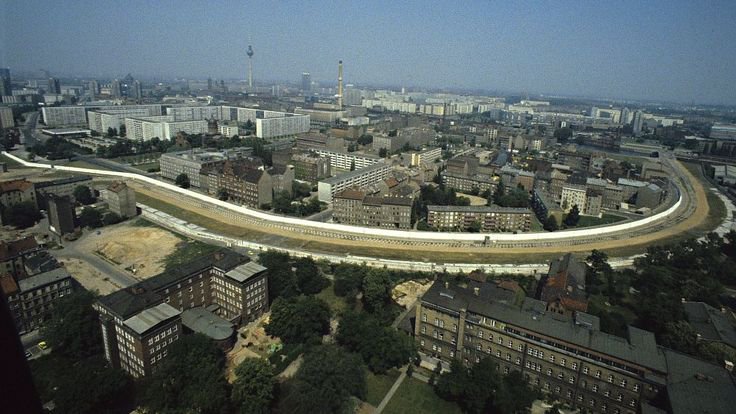eugenerauldi's tweet photo. berlin wall, 1981 https://t.co/Uv5R0LE1xt