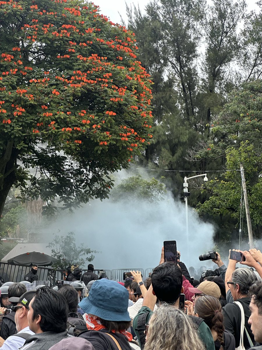 markos_f_f's tweet photo. @PabloLemusN lanza gas lacrimógeno a ciudadanos que participaban en protesta para exigir #agualimpagdl @Claudiashein
@SSPCMexico #jalisco #gdl https://t.co/B1wzX2t9nA